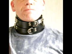 Sklave Thomas legt sich ein Halsband an Locking Collar slave